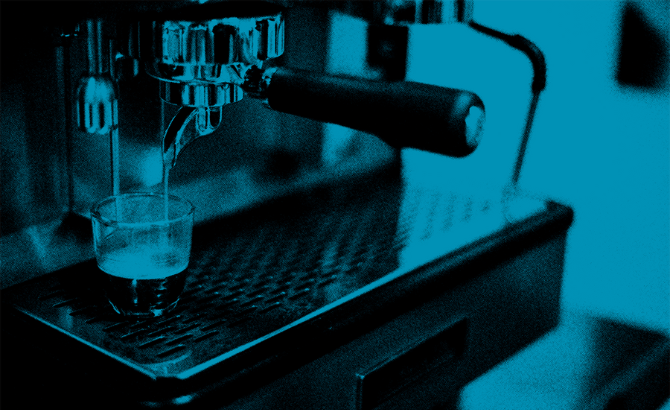 Foto de color azul con detalle de vaso de máquina de café La Rocca Java extrayendo café en un vaso