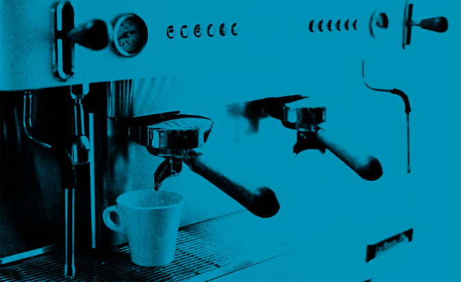 Foto de color azul de la máquina de café de La Rocca Venezia con taza de café