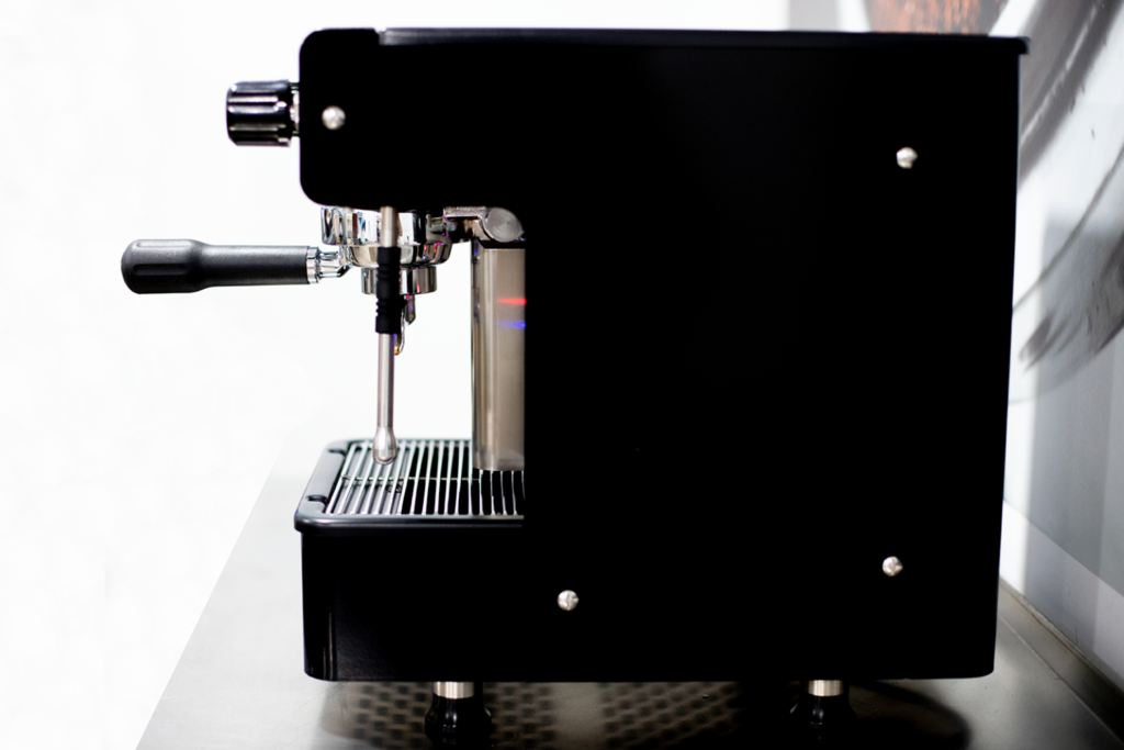 Detalle lateral de máquina de café profesional Alin de un grupo en color negro de La Rocca.