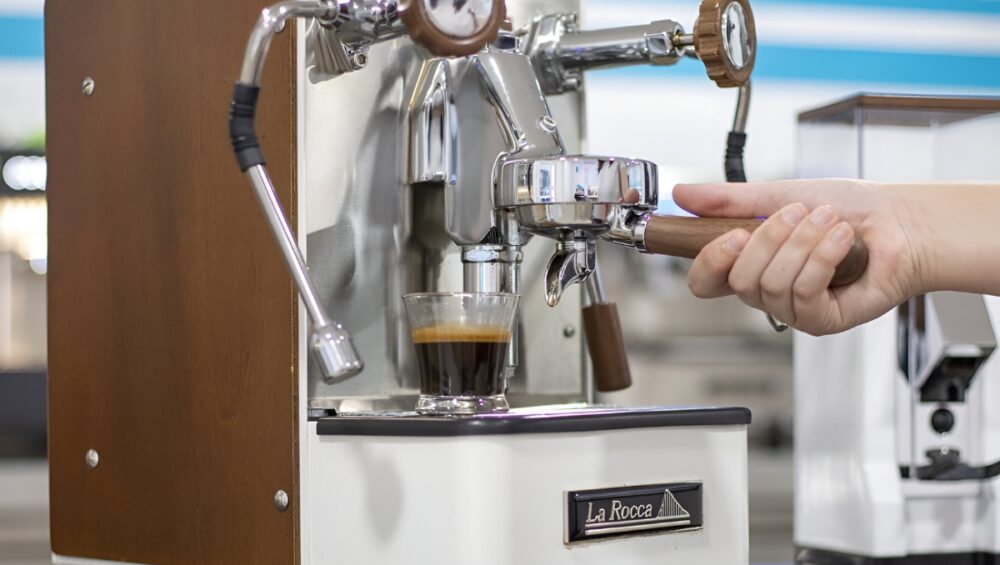 Detalle de la cafetera Retro de La Rocca mientras se hace un café espesso.