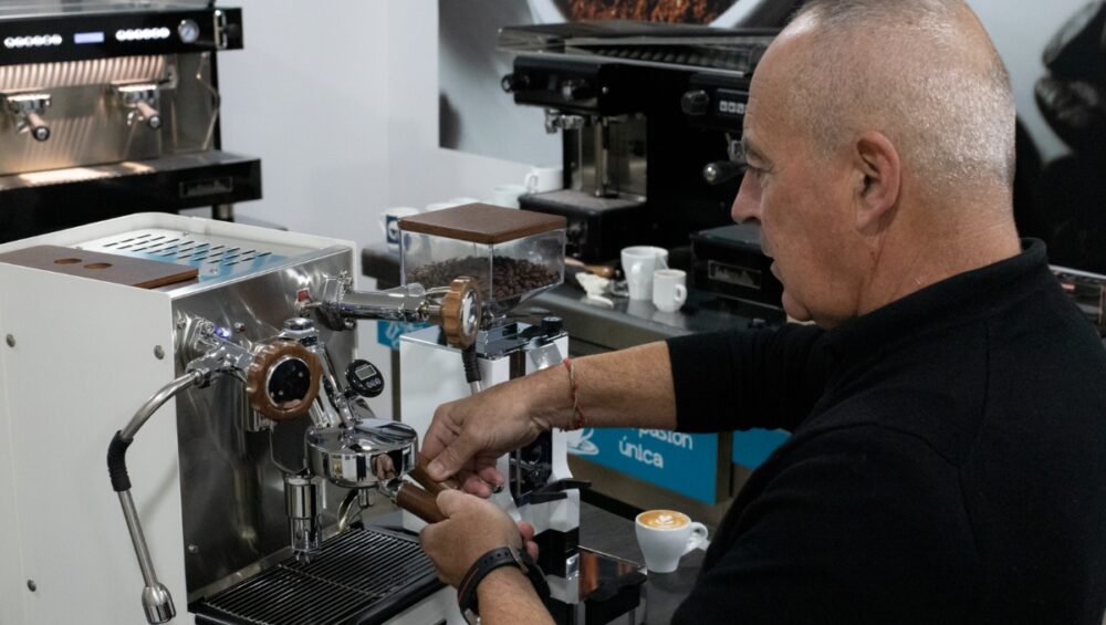 Barista haciendo un café en una máquina La Rocca.