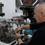 Barista haciendo un café en una máquina La Rocca.